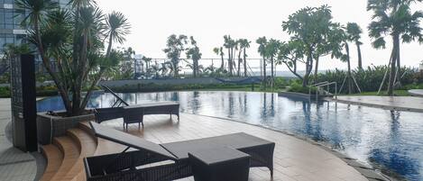 Una piscina al aire libre