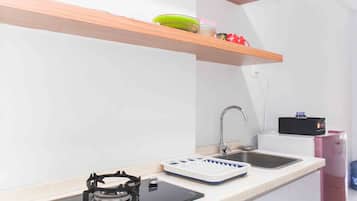 Camera | Cucina privata | Frigorifero, piano cottura, pentole/stoviglie/utensili