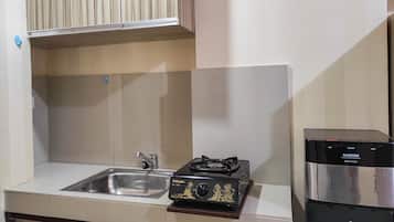 Room | Private kitchen | Fridge, stovetop, cookware/dishes/utensils