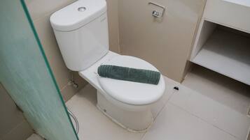 Quarto | Banheiro | Chuveiro, produtos de toalete grátis, toalhas de banho