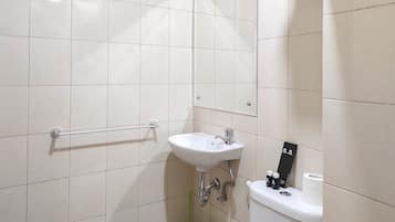 Room | Bathroom | Shower, free toiletries, towels