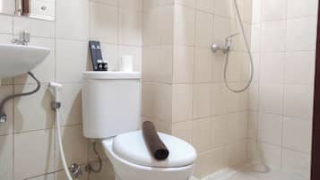 Room | Bathroom | Shower, free toiletries, towels