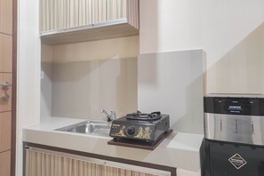 Room | Private kitchen | Fridge, stovetop, cookware/dishes/utensils - Comfort Studio at Vida View Makasar Apartment (Makassar)