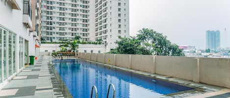 Una piscina al aire libre