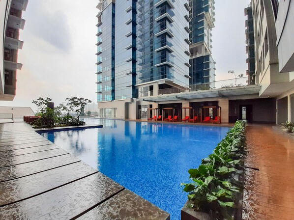 Outdoor pool - Nice and Modern Studio at Tamansari Iswara Apartment (Bekasi)