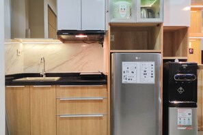 Zimmer | Eigene Küche | Kühlschrank, Herdplatte, Kochgeschirr/Geschirr/Besteck