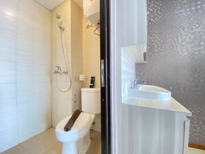 Room | Bathroom | Shower, free toiletries, towels