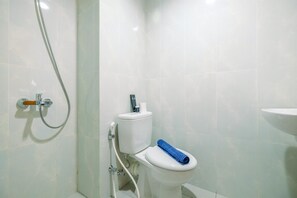 Room | Bathroom | Shower, free toiletries, towels