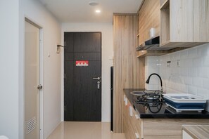 Frigorífico, placa de cocina y utensilios de cocina