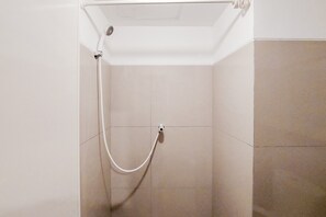 Shower, free toiletries, towels
