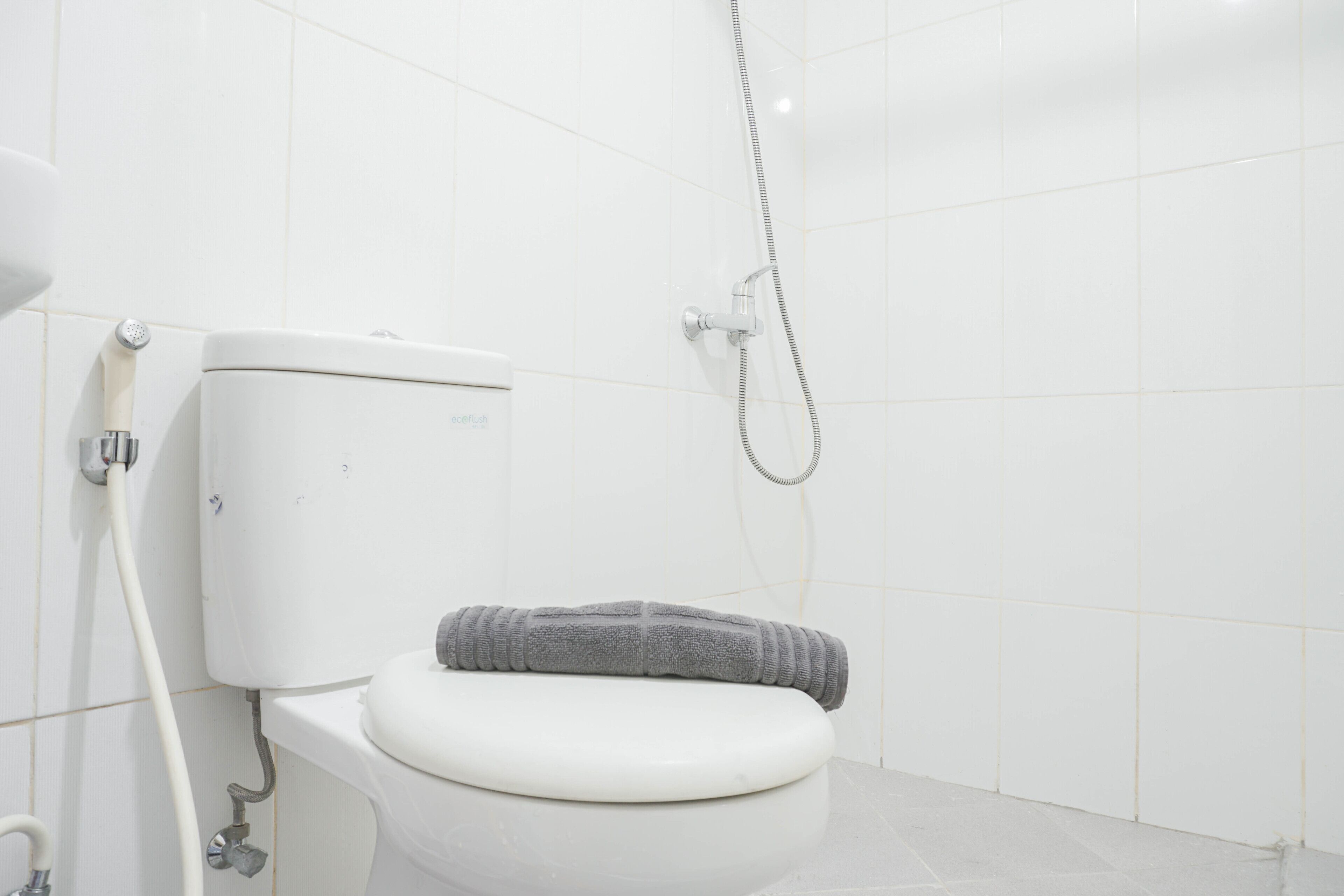 Shower, free toiletries, towels