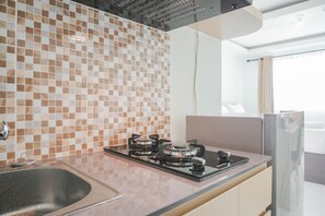 Private kitchen - Comfortable and Homey Studio at Amethyst Apartment (Jakarta)