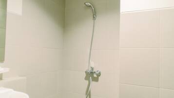 Shower, free toiletries, towels