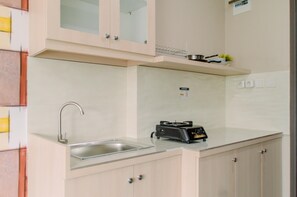 Room | Private kitchen | Fridge, stovetop, cookware/dishes/utensils - Comfortable and Cozy Studio Room at Bintaro Icon Apartment (South Tangerang)