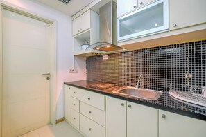 Kühlschrank, Herdplatte, Kochgeschirr/Geschirr/Besteck