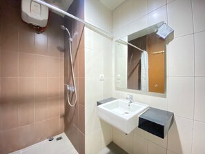 Douche, articles de toilette gratuits, serviettes fournies