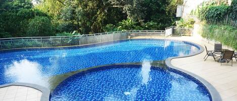 Una piscina al aire libre