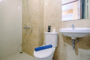 Chuveiro, produtos de toalete grátis, toalhas de banho 