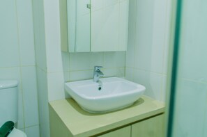 Shower, free toiletries, towels - Comfortable and Simply Studio Apartment at Tamansari Skylounge (Tangerang)