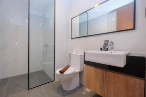 Zimmer | Badezimmer | Dusche, kostenlose Toilettenartikel, Handtücher