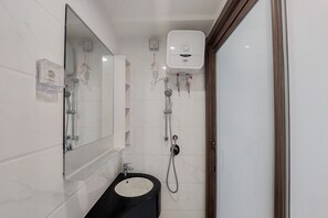 Zimmer | Badezimmer | Dusche, kostenlose Toilettenartikel, Handtücher