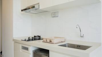 Køleskab, kogeplade, køkkentøj/tallerkener/redskaber