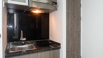 Geladeira, cooktop, talheres/pratos/utensílios de cozinha
