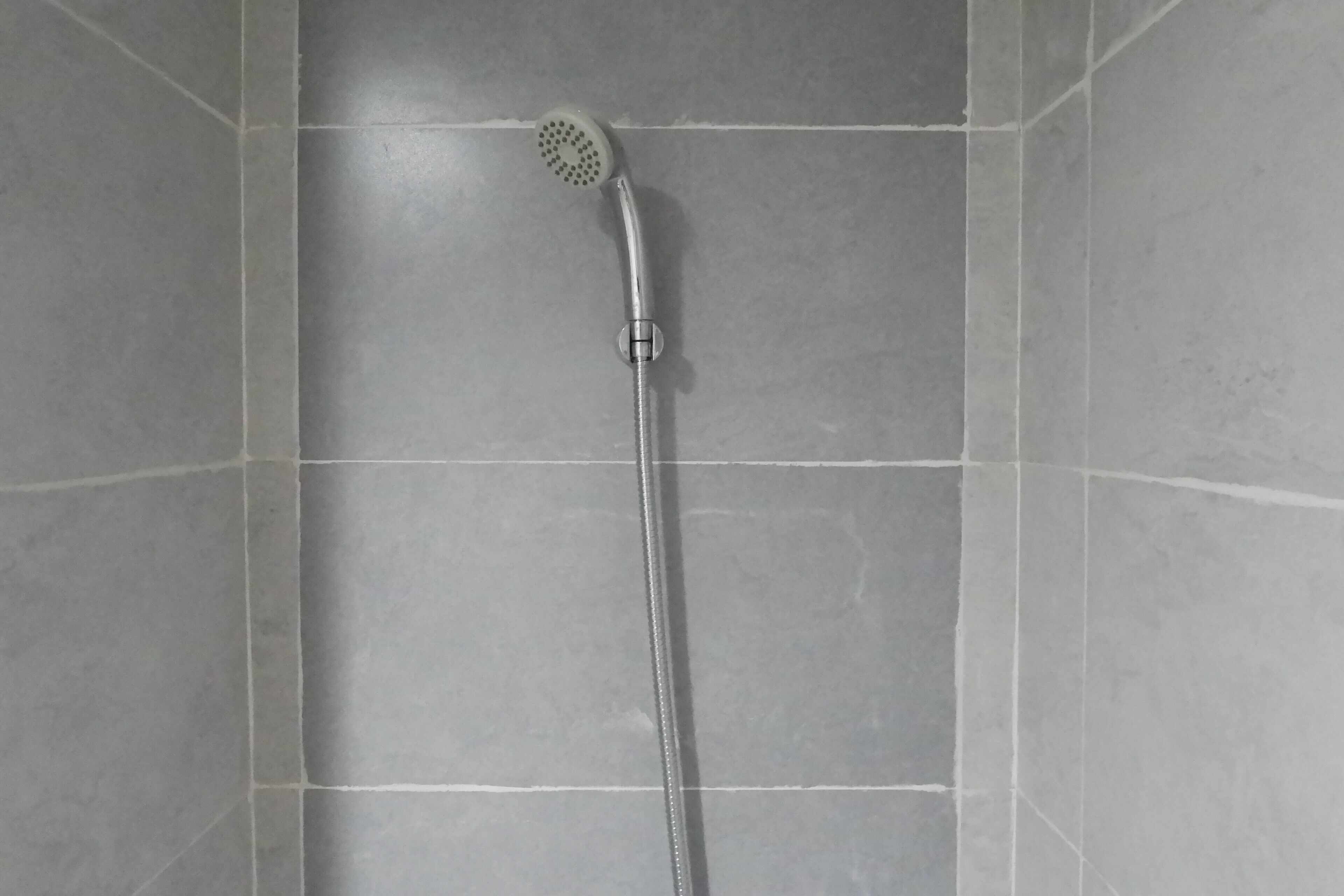 Ducha, artículos de tocador gratuitos, toallas