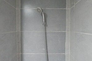 Dusche, kostenlose Toilettenartikel, Handtücher