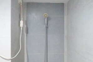 Douche, articles de toilette gratuits, serviettes fournies