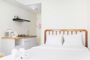 1 bedroom, free WiFi, bed sheets - Comfort and Minimalist Studio at Springlake Summarecon Bekasi Apartment (Bekasi)