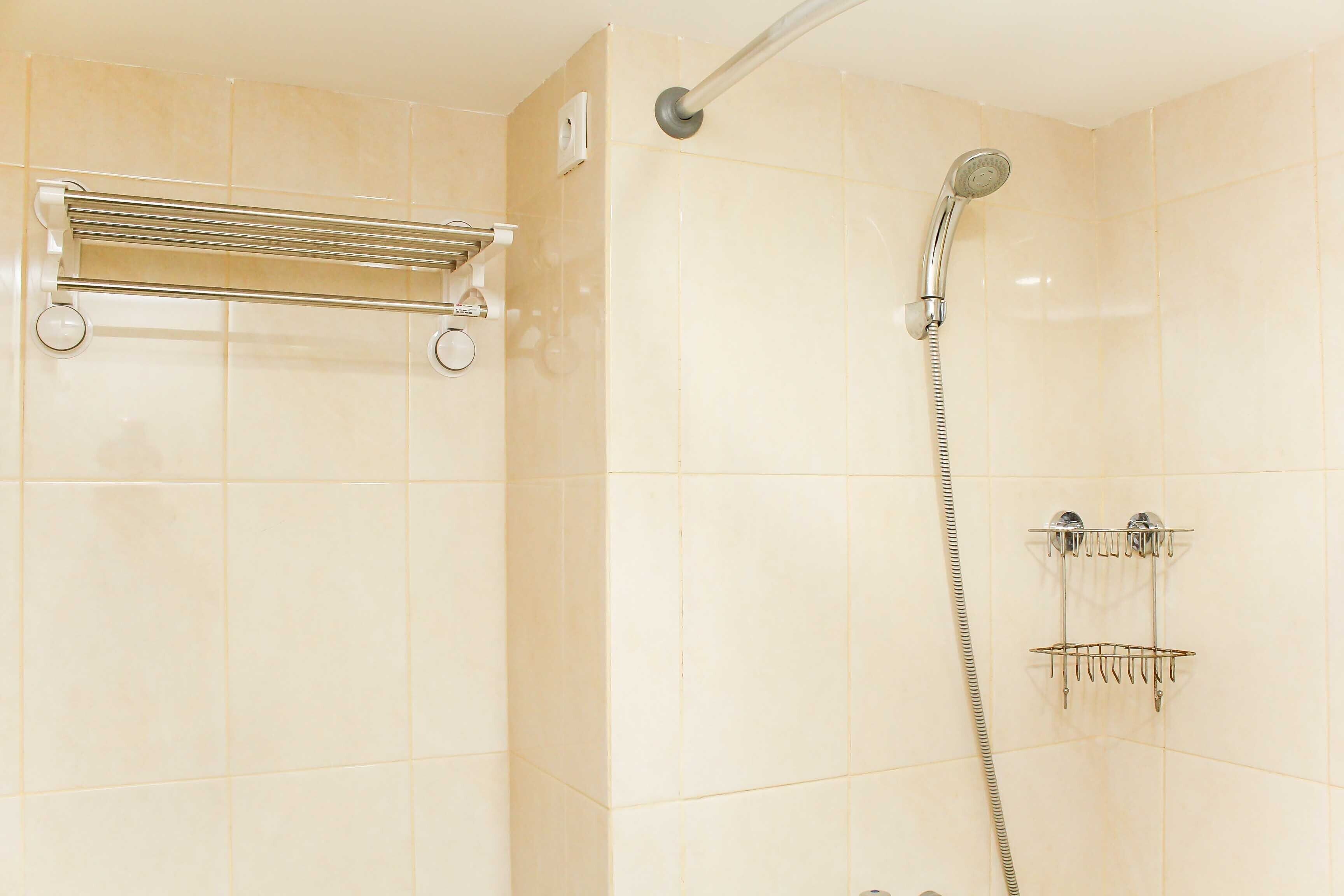 Ducha, artículos de higiene personal gratuitos y toallas