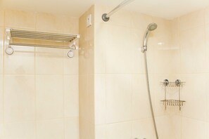 Shower, free toiletries, towels