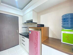 ثلاجة، موقد طهي مسطح، مستلزمات طهي/أطباق/أوعية