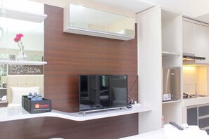 TV - Minimalist and Comfort Living Studio Apartment Springlake Summarecon Bekasi (Bekasi)