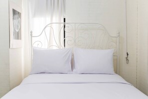 1 bedroom, free WiFi, bed sheets - White and Nice 1BR at Bassura City Apartment (Jakarta)