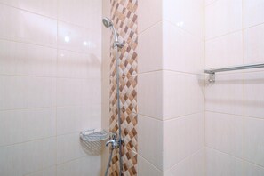 Shower, free toiletries, towels, shampoo - Comfortable and Minimalist Studio at Dave Apartment (Depok)