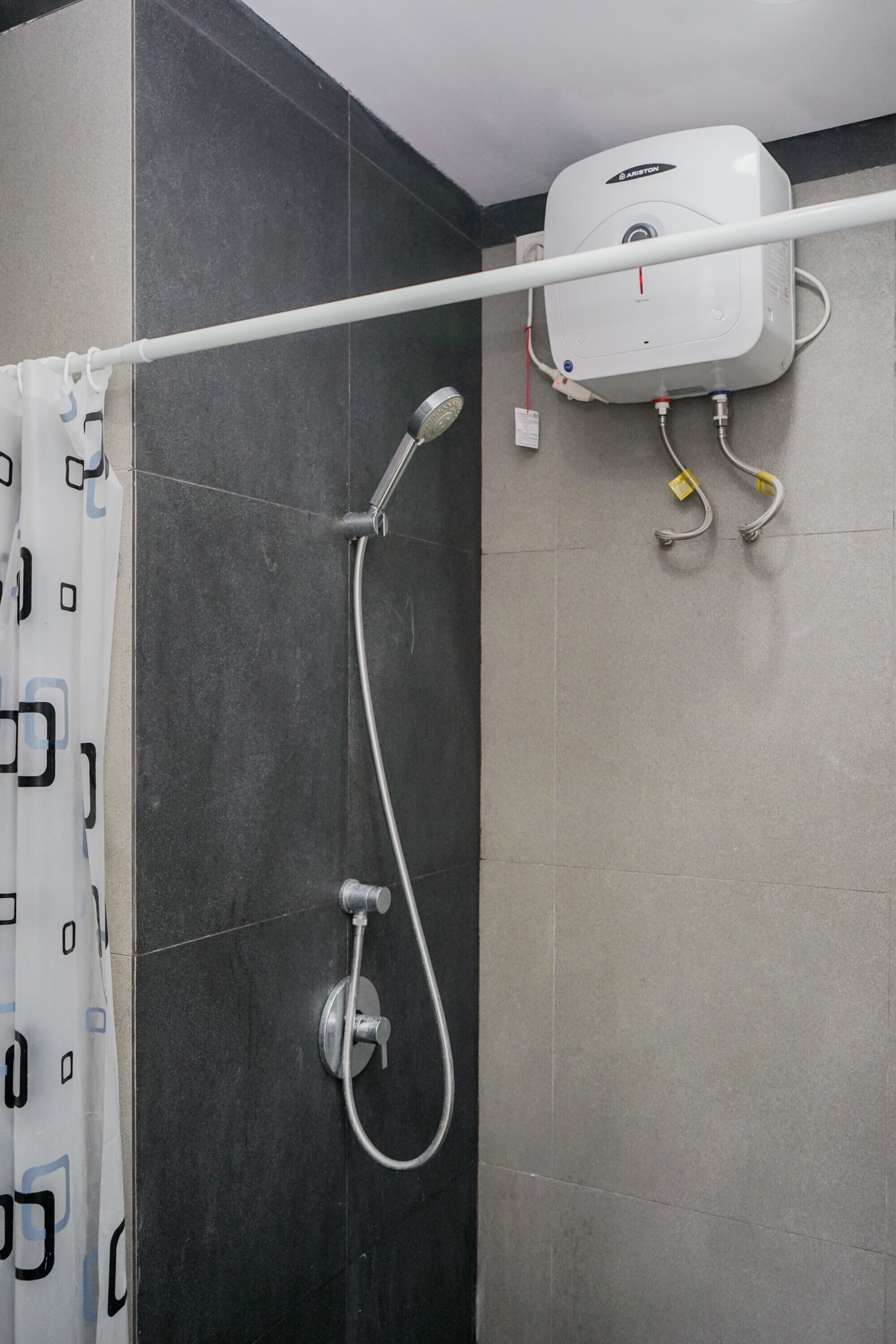 Ducha, artículos de higiene personal gratuitos, toallas y jabón
