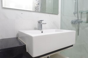 Shower, free toiletries, towels - Stylish Studio Apartment Connected to Ciputra World Mall at The Vertu (Surabaya)