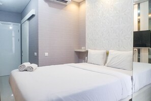 1 bedroom, free WiFi, bed sheets - Stylish Studio Apartment Connected to Ciputra World Mall at The Vertu (Surabaya)