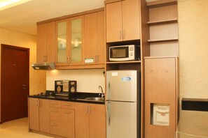 Fridge, stovetop, cookware/dishes/utensils - Great Deal 3BR Apartment at Thamrin Residence (Jakarta)
