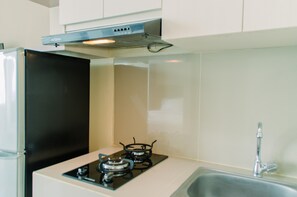 Réfrigérateur, plaque de cuisson, bouilloire électrique