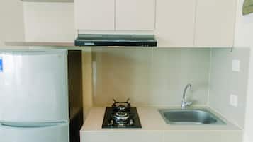 Fridge, stovetop, electric kettle, cookware/dishes/utensils