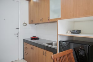 Chambre | Cuisine privée | Réfrigérateur, surface de cuisson, vaisselle et ustensiles
