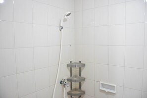 Zimmer | Badezimmer | Dusche, kostenlose Toilettenartikel, Handtücher