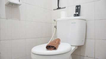 Dusche, kostenlose Toilettenartikel, Handtücher