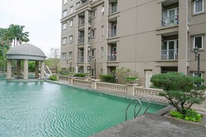 Outdoor pool - Glitzy 3BR Residence at Grand Palace Kemayoran Apartment (Jakarta)