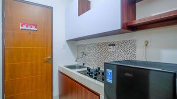 Room | Private kitchen | Fridge, stovetop, cookware/dishes/utensils
