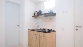 Geladeira, cooktop, chaleira elétrica