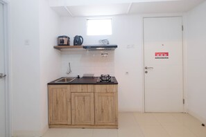Zimmer | Eigene Küche | Kühlschrank, Herdplatte, Wasserkocher, Kochgeschirr/Geschirr/Besteck
